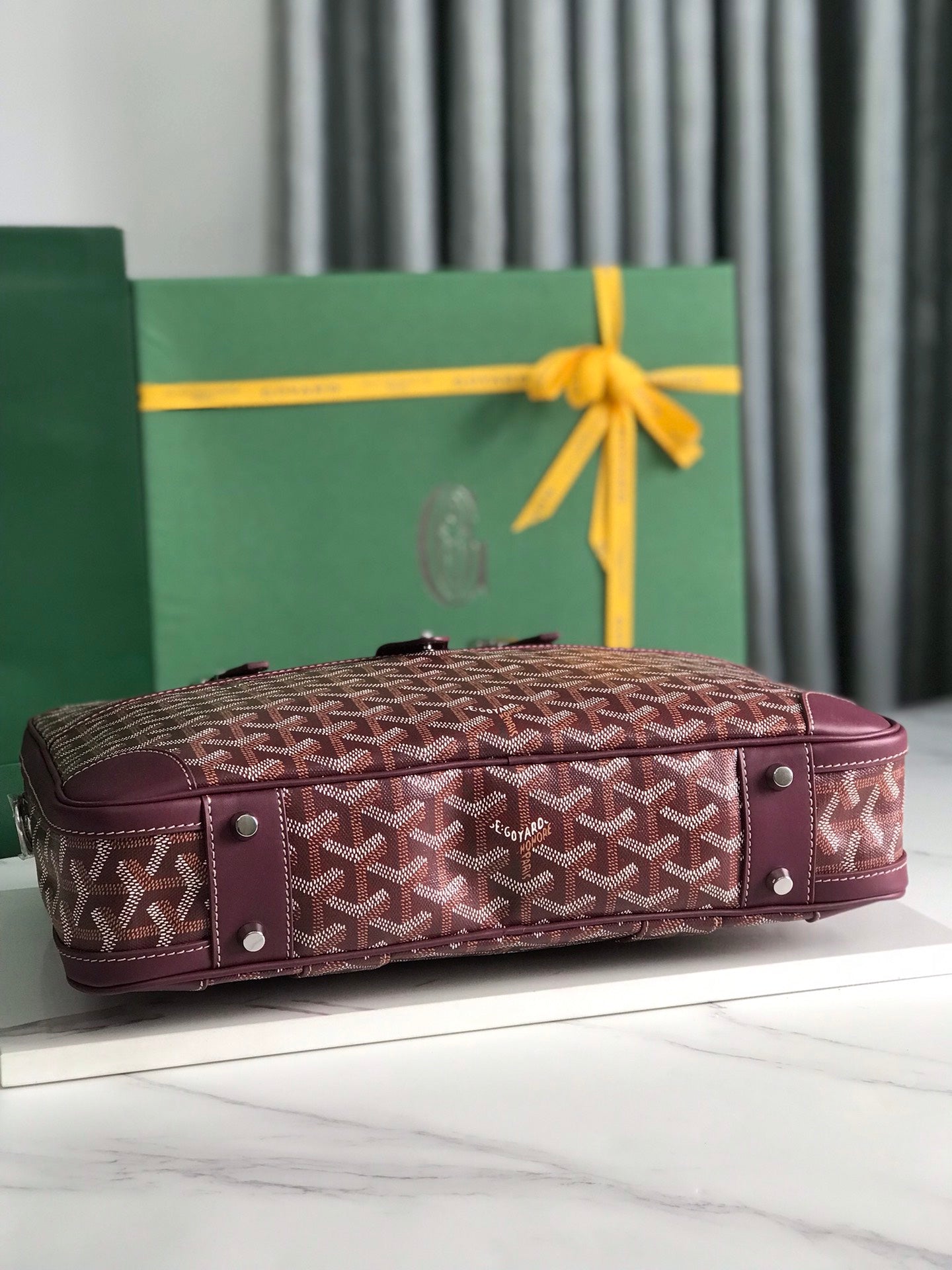 ESTUCHE PARA DOCUMENTOS AMBASSADE 35 EN LONA GOYARDINA ROJA VINO