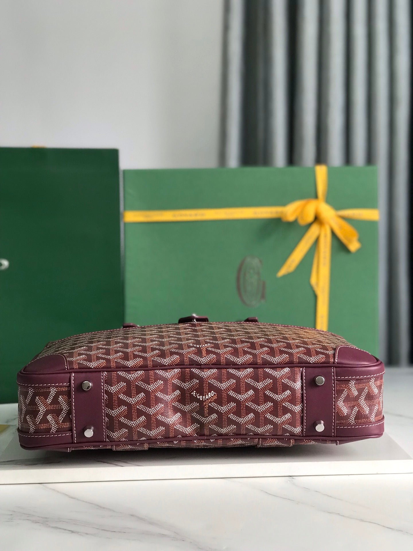 ESTUCHE PARA DOCUMENTOS AMBASSADE 35 EN LONA GOYARDINA ROJA VINO
