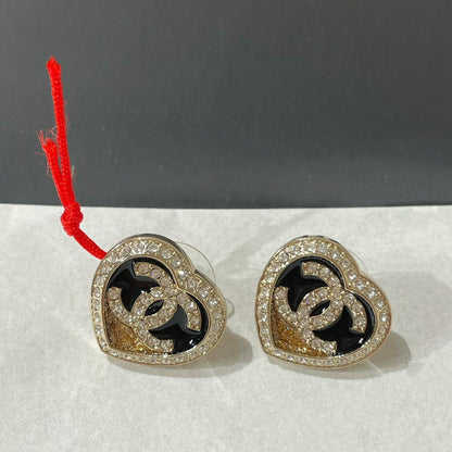 Pendientes de botón con corazón de esmalte negro y diamantes cc
