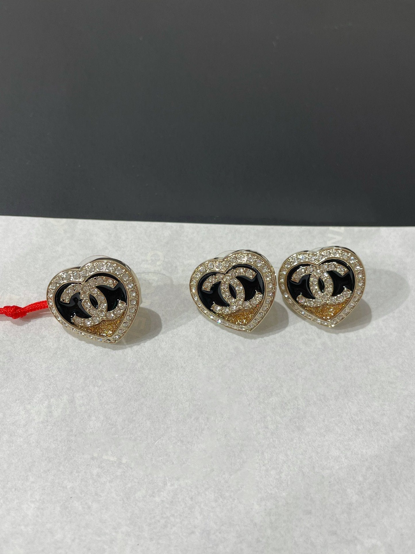 Pendientes de botón con corazón de esmalte negro y diamantes cc