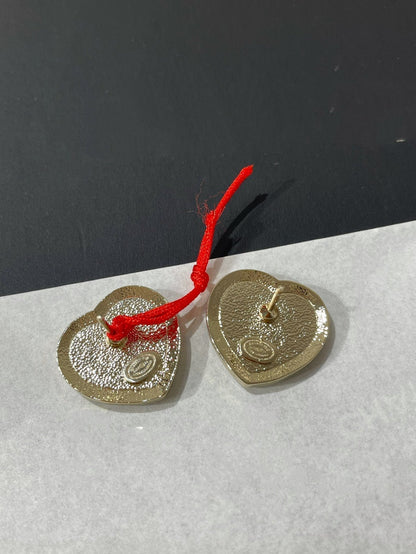 Pendientes de botón con corazón de esmalte negro y diamantes cc