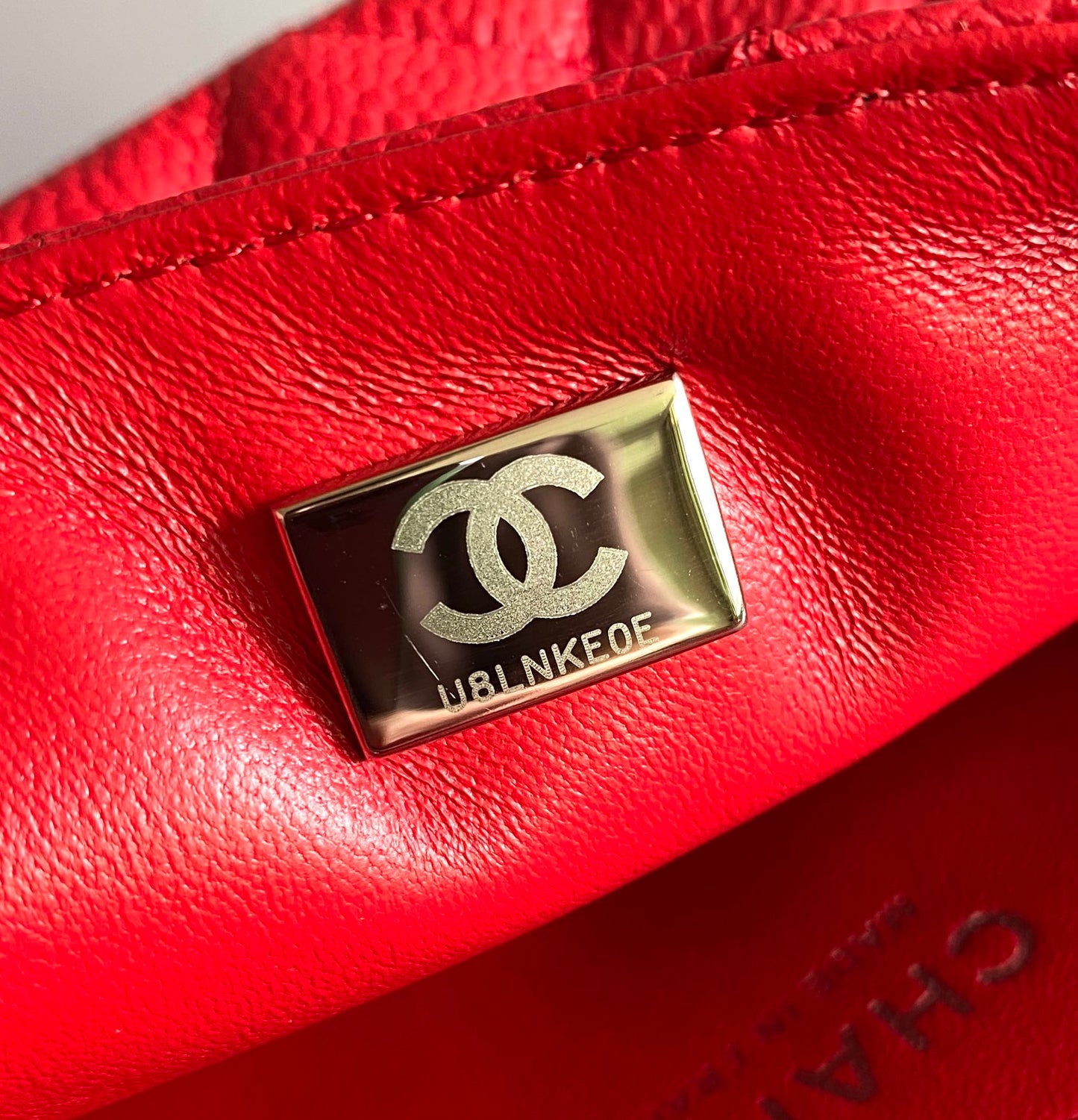 MINI BOLSO RECTANGULAR CON SOLAPA 20CM HERRAJES DE PLATA CAVIAR ROJO