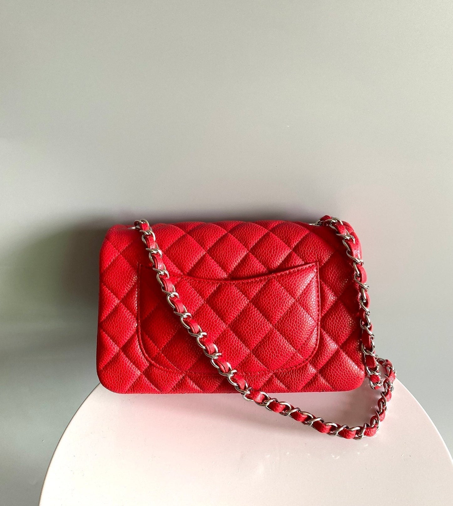 MINI BOLSO RECTANGULAR CON SOLAPA 20CM HERRAJES DE PLATA CAVIAR ROJO