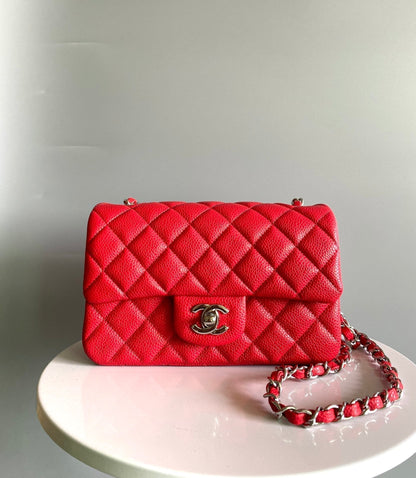 MINI BOLSO RECTANGULAR CON SOLAPA 20CM HERRAJES DE PLATA CAVIAR ROJO
