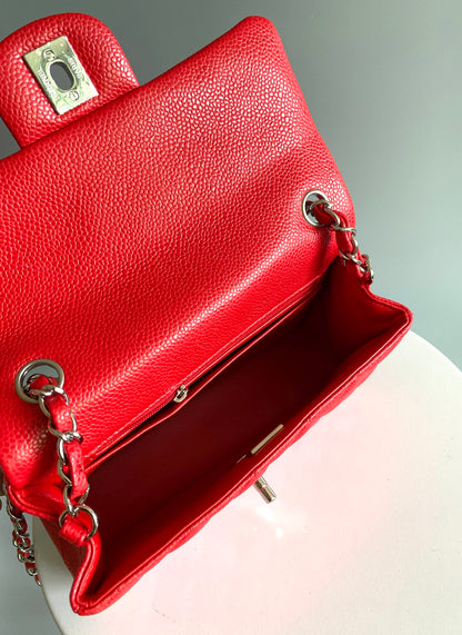 MINI BOLSO RECTANGULAR CON SOLAPA 20CM HERRAJES DE PLATA CAVIAR ROJO