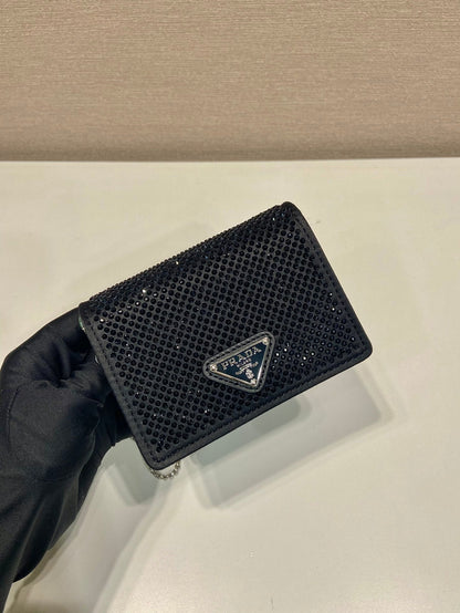 MINI SAC À RABAT 11 EN TISSU DUCHESSE NOIR AVEC CRISTAUX ATTACHÉS ET CHAÎNE ARGENTÉE