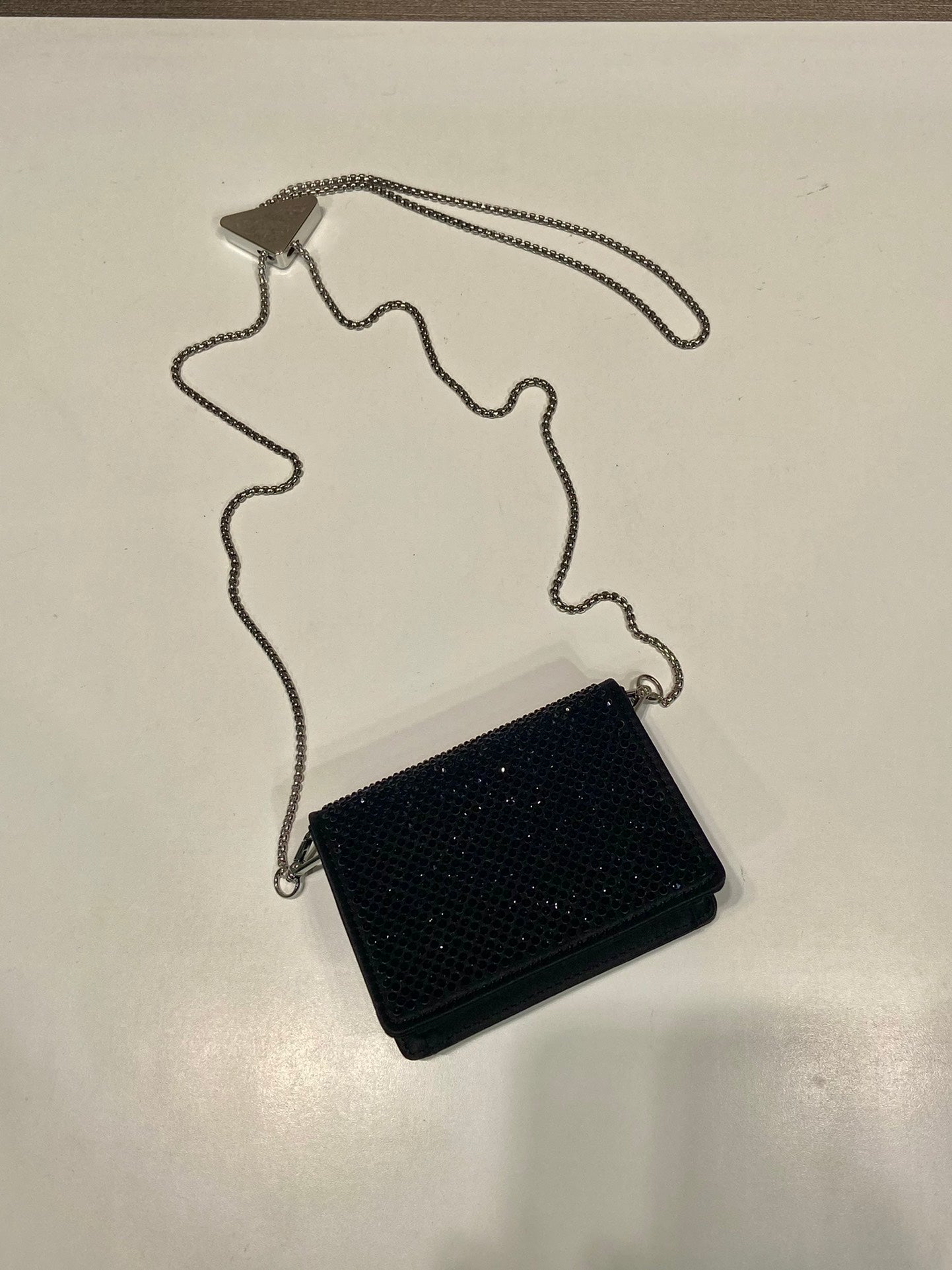 MINI SAC À RABAT 11 EN TISSU DUCHESSE NOIR AVEC CRISTAUX ATTACHÉS ET CHAÎNE ARGENTÉE