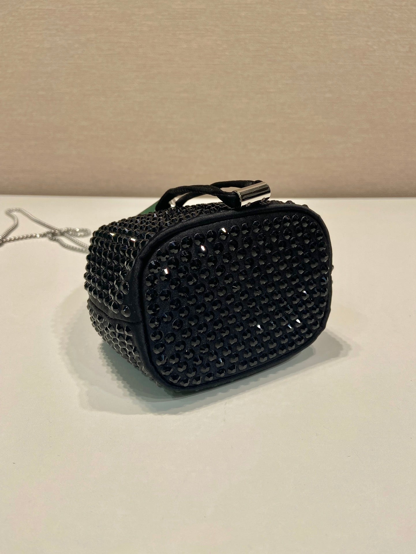 MINI BOLSO CUBO 12 EN TELA DE NYLON NEGRO ADORNADO CON CRISTALES