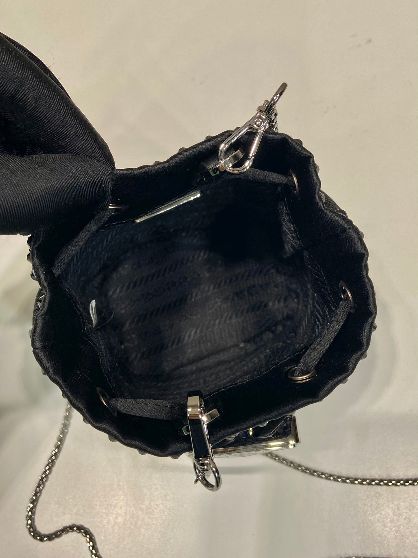 MINI BOLSO CUBO 12 EN TELA DE NYLON NEGRO ADORNADO CON CRISTALES