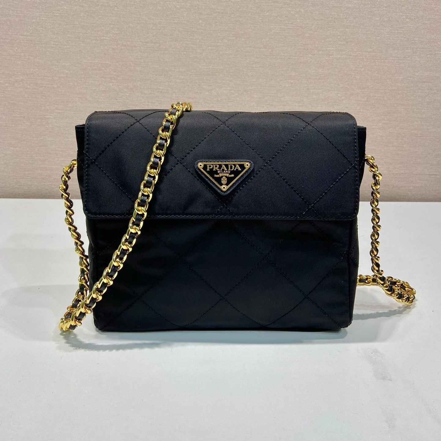 GRAND SAC À RABAT MATELASSÉ 23 EN TISSU RE-NYLON NOIR CHAÎNE DORÉ
