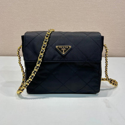 GRAND SAC À RABAT MATELASSÉ 23 EN TISSU RE-NYLON NOIR CHAÎNE DORÉ