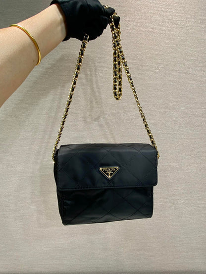 GRAND SAC À RABAT MATELASSÉ 23 EN TISSU RE-NYLON NOIR CHAÎNE DORÉ