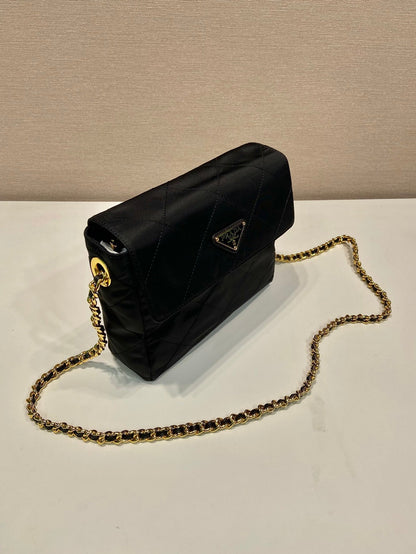 GRAND SAC À RABAT MATELASSÉ 23 EN TISSU RE-NYLON NOIR CHAÎNE DORÉ