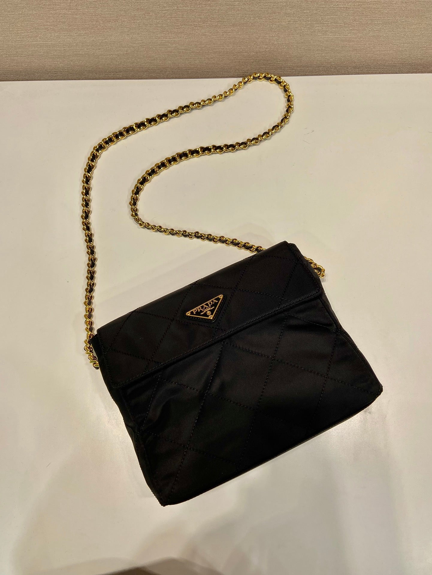 GRAND SAC À RABAT MATELASSÉ 23 EN TISSU RE-NYLON NOIR CHAÎNE DORÉ