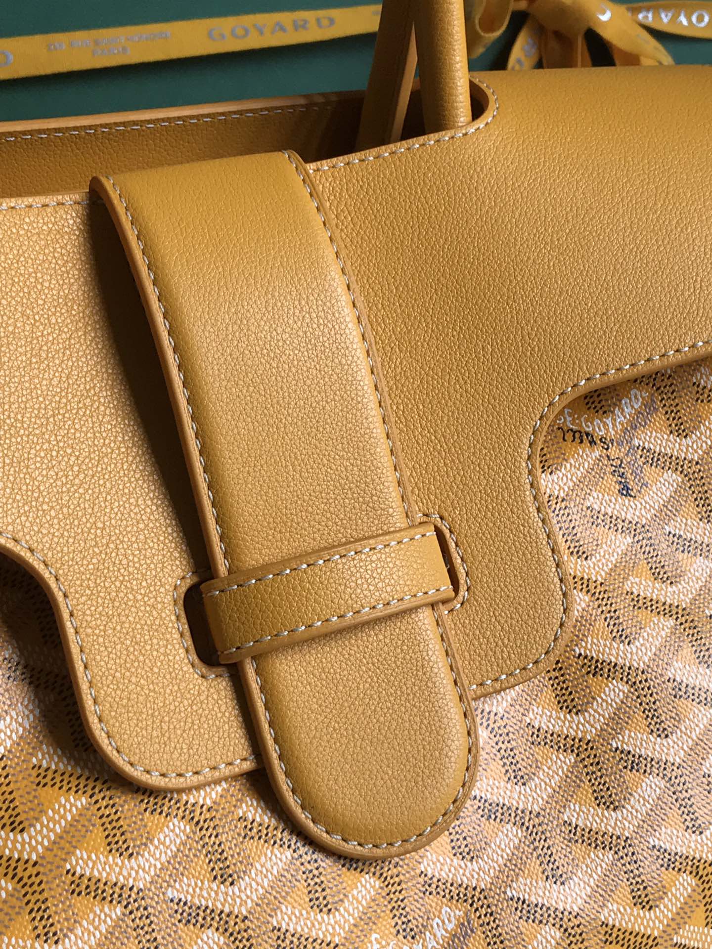 BOLSO SAIGON SOUPLE 34 EN LONA GOYARDINE AMARILLA Y PIEL DE BECERRO