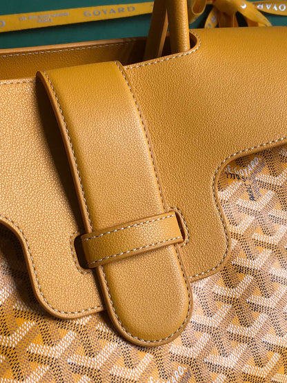 BOLSO SAIGON SOUPLE 34 EN LONA GOYARDINE AMARILLA Y PIEL DE BECERRO