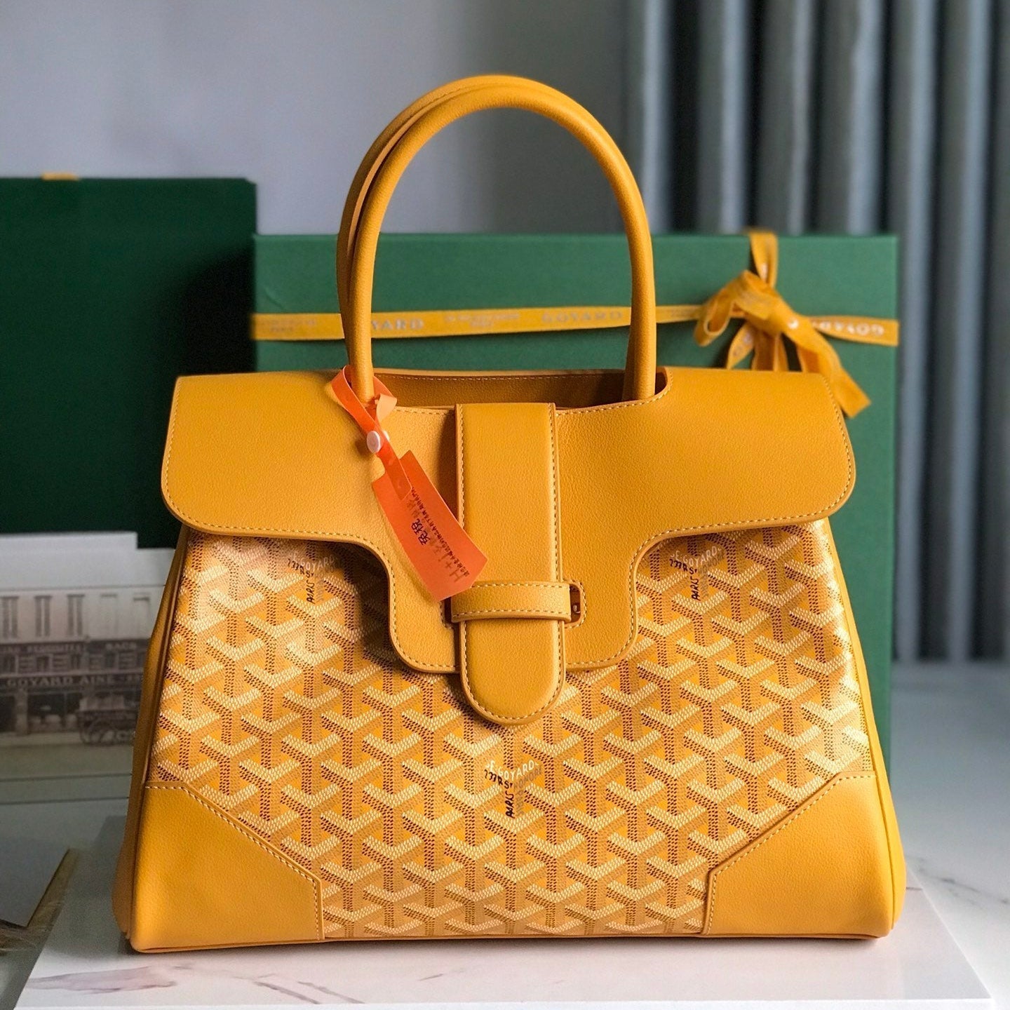 BOLSO SAIGON SOUPLE 34 EN LONA GOYARDINE AMARILLA Y PIEL DE BECERRO