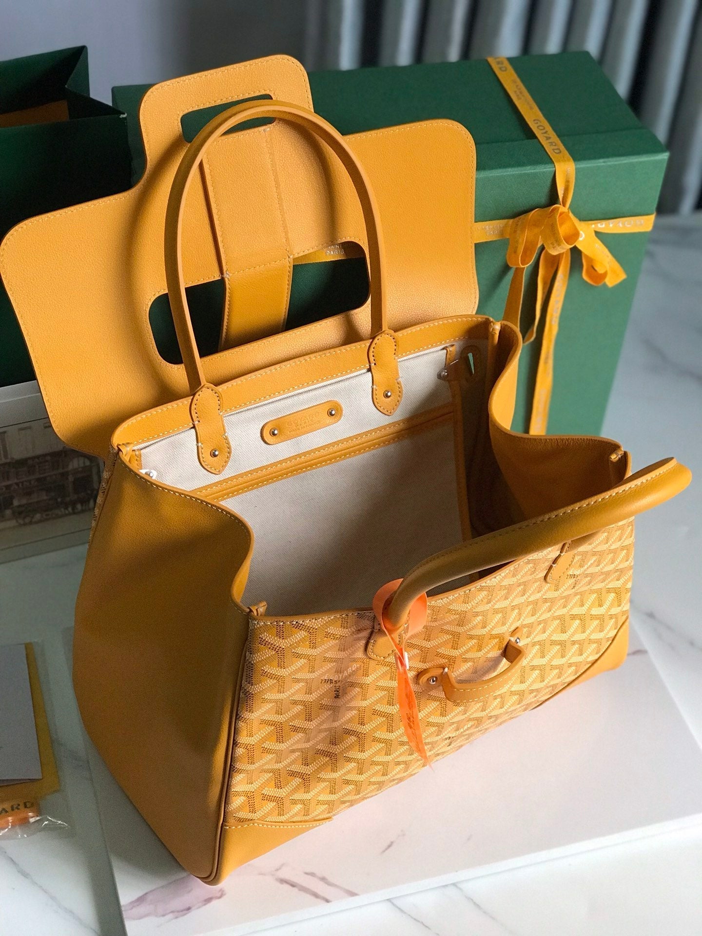 BOLSO SAIGON SOUPLE 34 EN LONA GOYARDINE AMARILLA Y PIEL DE BECERRO