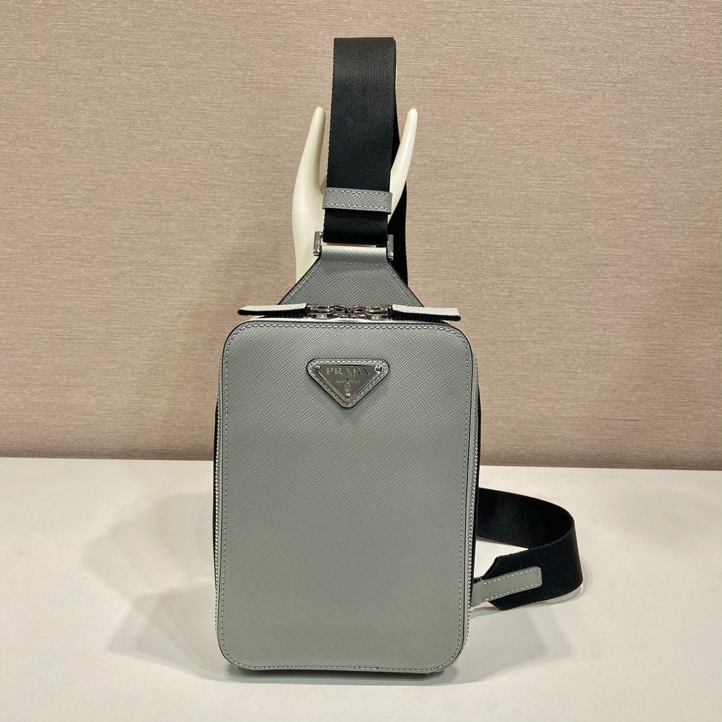SAC DE POITRINE 20 EN CUIR SAFFIANO GRIS ÉCHO