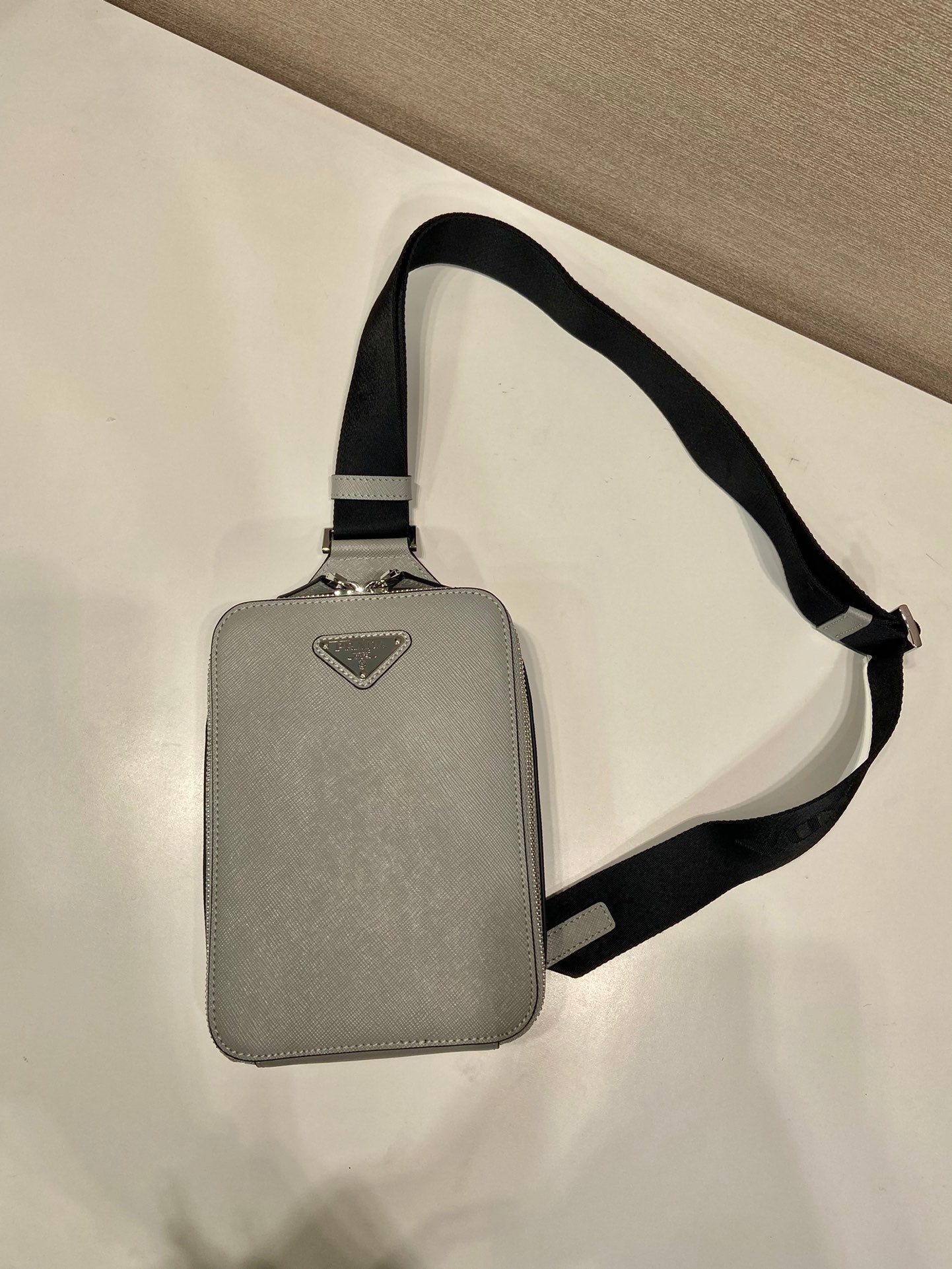SAC DE POITRINE 20 EN CUIR SAFFIANO GRIS ÉCHO