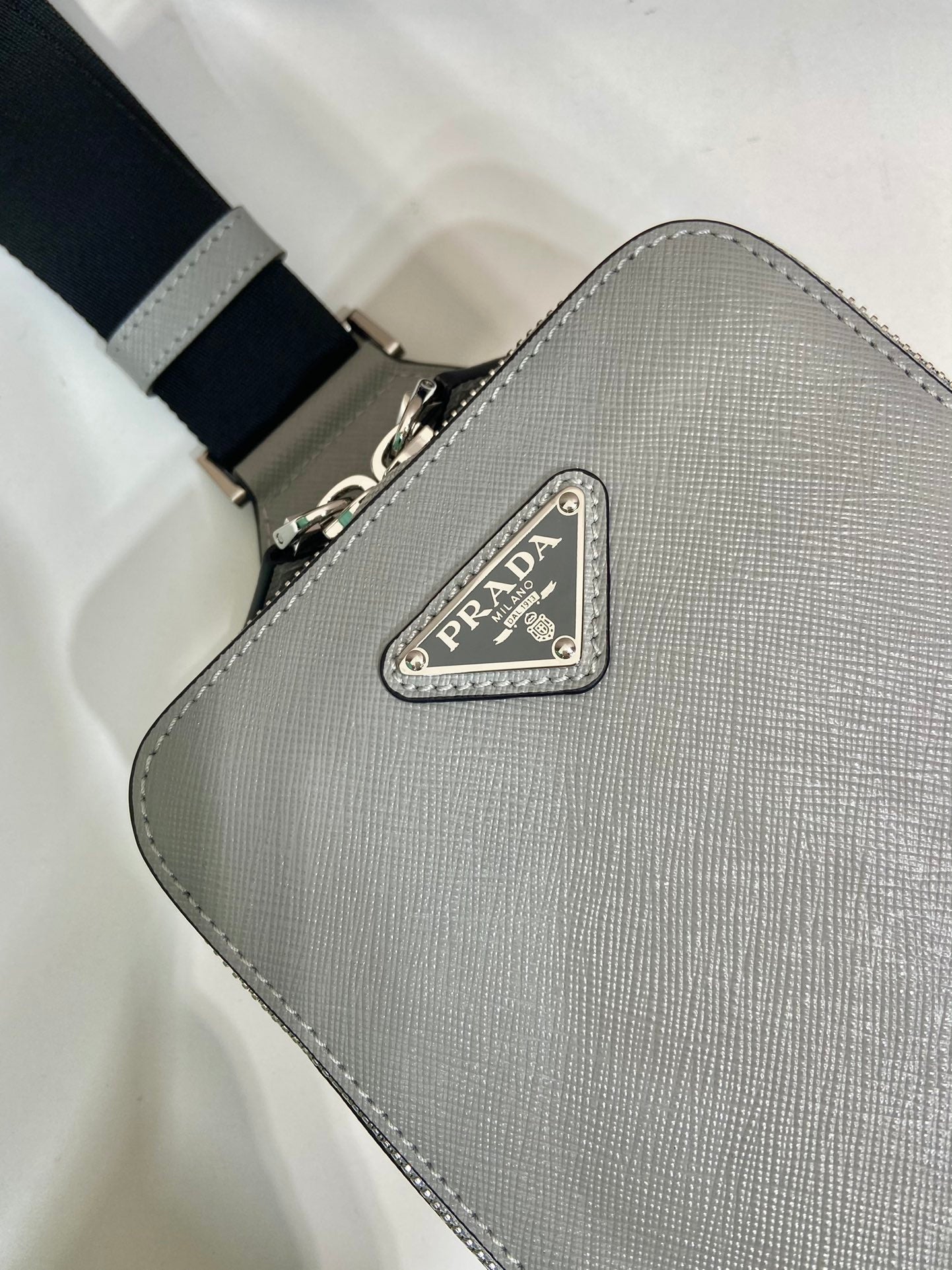 SAC DE POITRINE 20 EN CUIR SAFFIANO GRIS ÉCHO