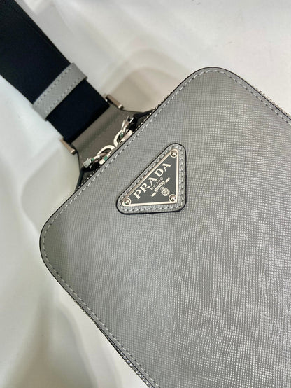 SAC DE POITRINE 20 EN CUIR SAFFIANO GRIS ÉCHO