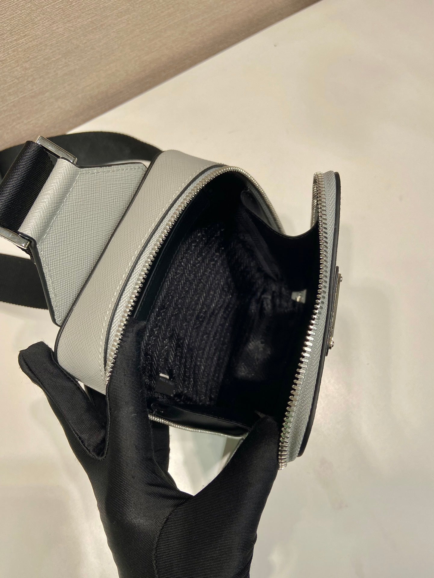 SAC DE POITRINE 20 EN CUIR SAFFIANO GRIS ÉCHO