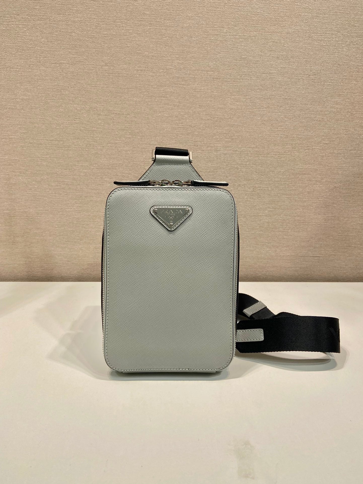 SAC DE POITRINE 20 EN CUIR SAFFIANO GRIS ÉCHO