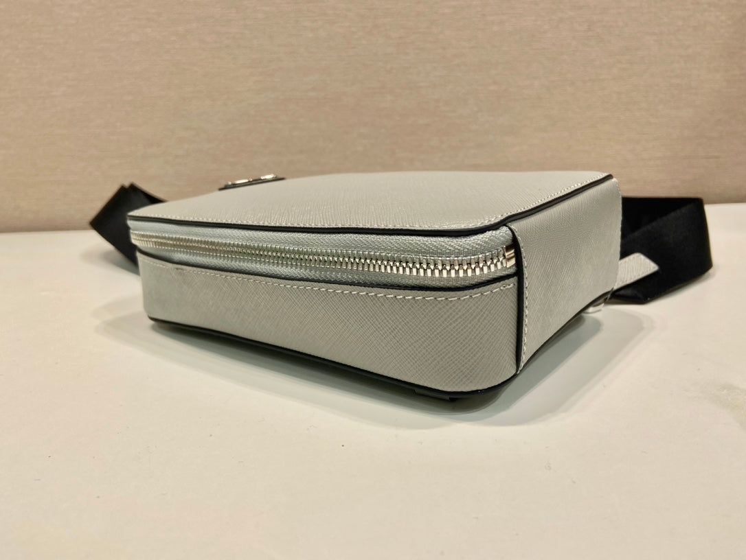 SAC DE POITRINE 20 EN CUIR SAFFIANO GRIS ÉCHO