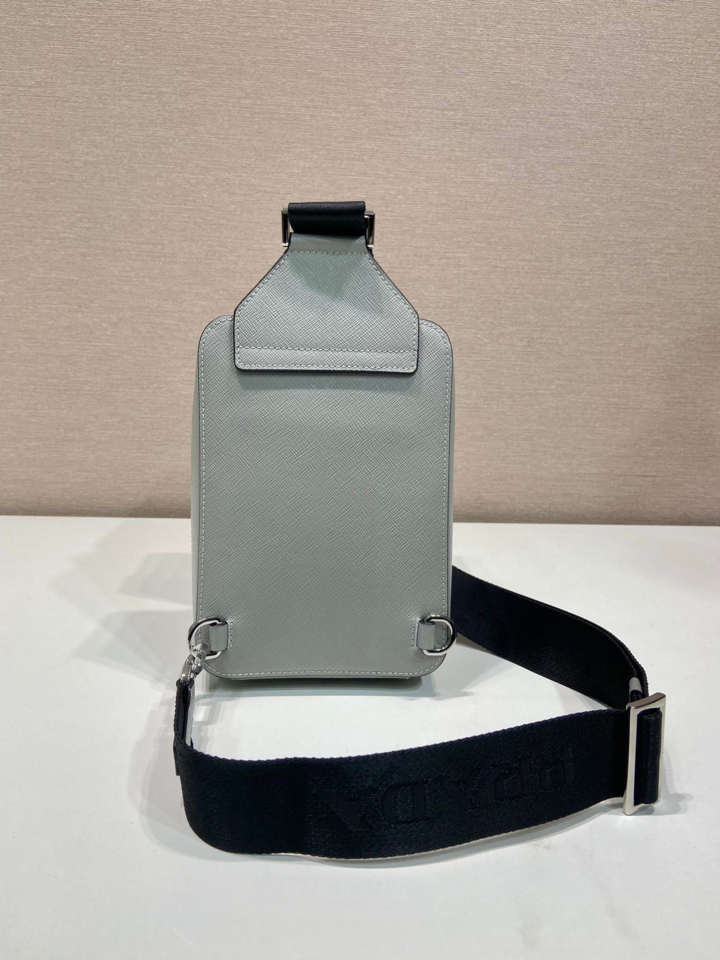 SAC DE POITRINE 20 EN CUIR SAFFIANO GRIS ÉCHO