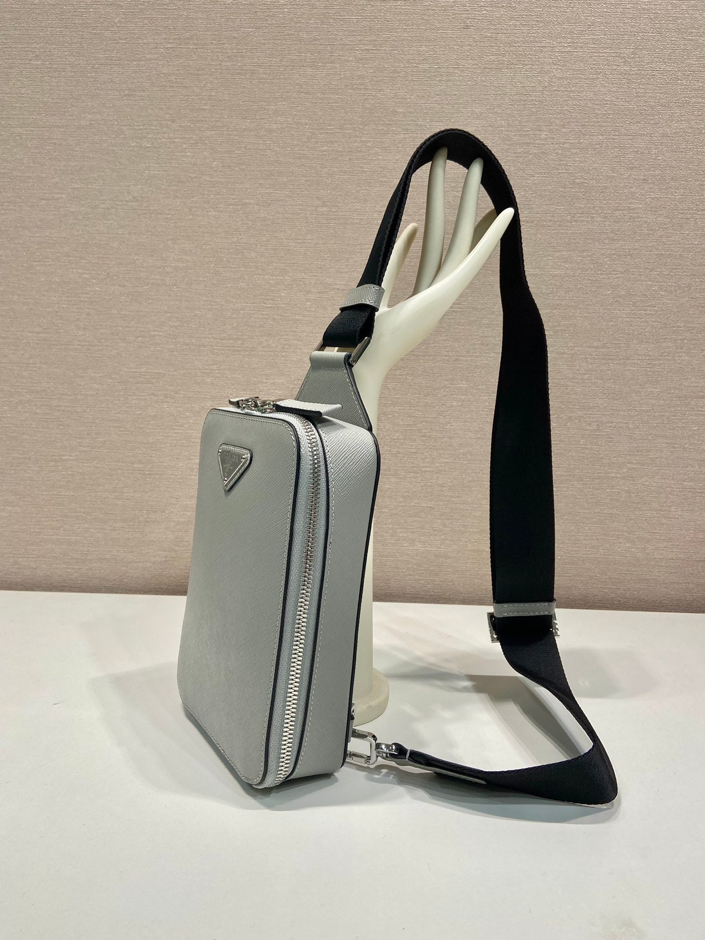 SAC DE POITRINE 20 EN CUIR SAFFIANO GRIS ÉCHO