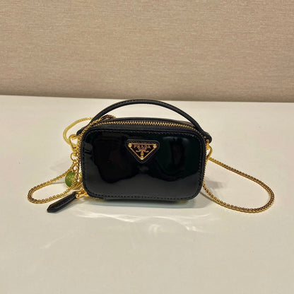MINI BOLSO DE MANO 11 CON CORREA DORADA EN CHAROL NEGRO