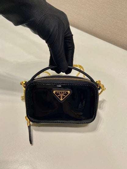 MINI BOLSO DE MANO 11 CON CORREA DORADA EN CHAROL NEGRO