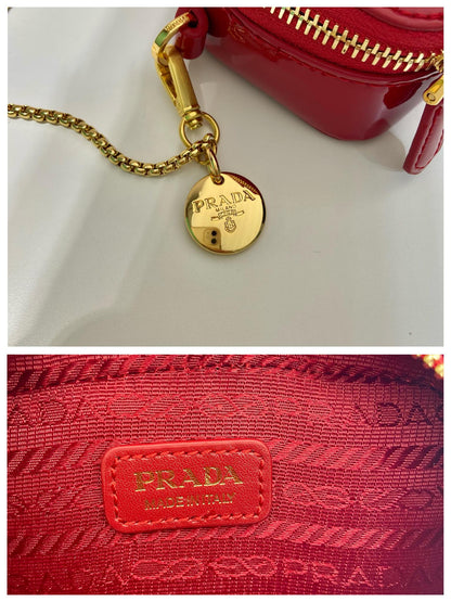 MINI BOLSO DE MANO 11 CON CORREA DORADA EN CHAROL ROJO
