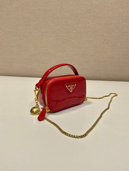 MINI BOLSO DE MANO 11 CON CORREA DORADA EN CHAROL ROJO