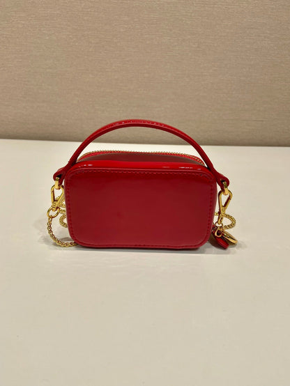 MINI BOLSO DE MANO 11 CON CORREA DORADA EN CHAROL ROJO