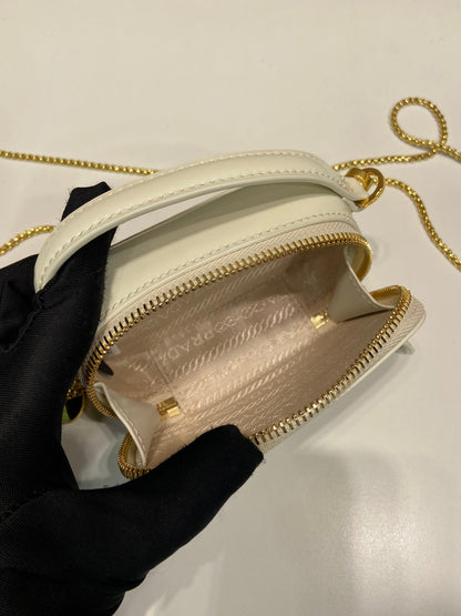 MINI BOLSO DE MANO 11 CON CORREA DORADA EN CHAROL BLANCO