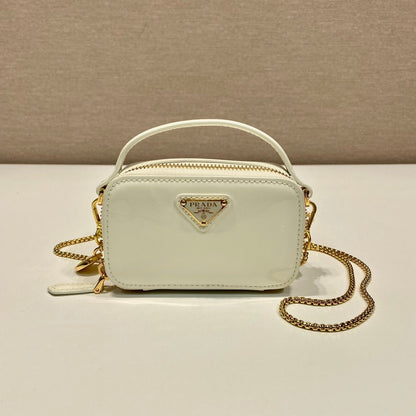 MINI BOLSO DE MANO 11 CON CORREA DORADA EN CHAROL BLANCO