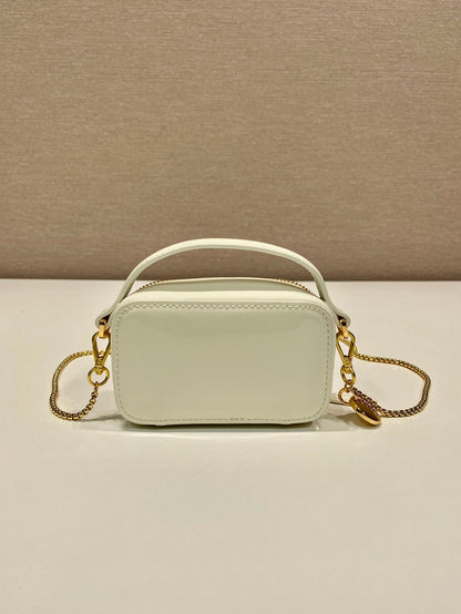 MINI BOLSO DE MANO 11 CON CORREA DORADA EN CHAROL BLANCO