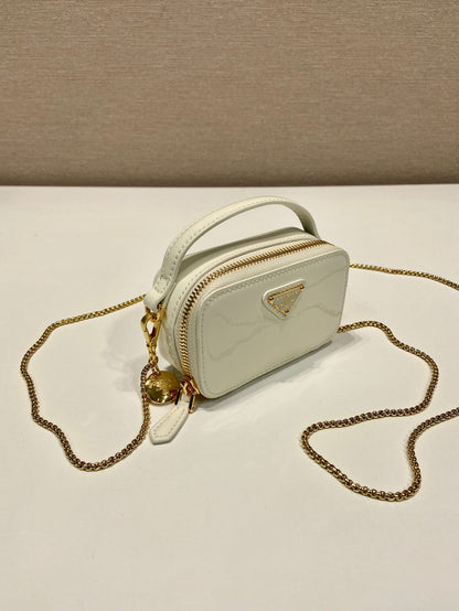 MINI BOLSO DE MANO 11 CON CORREA DORADA EN CHAROL BLANCO