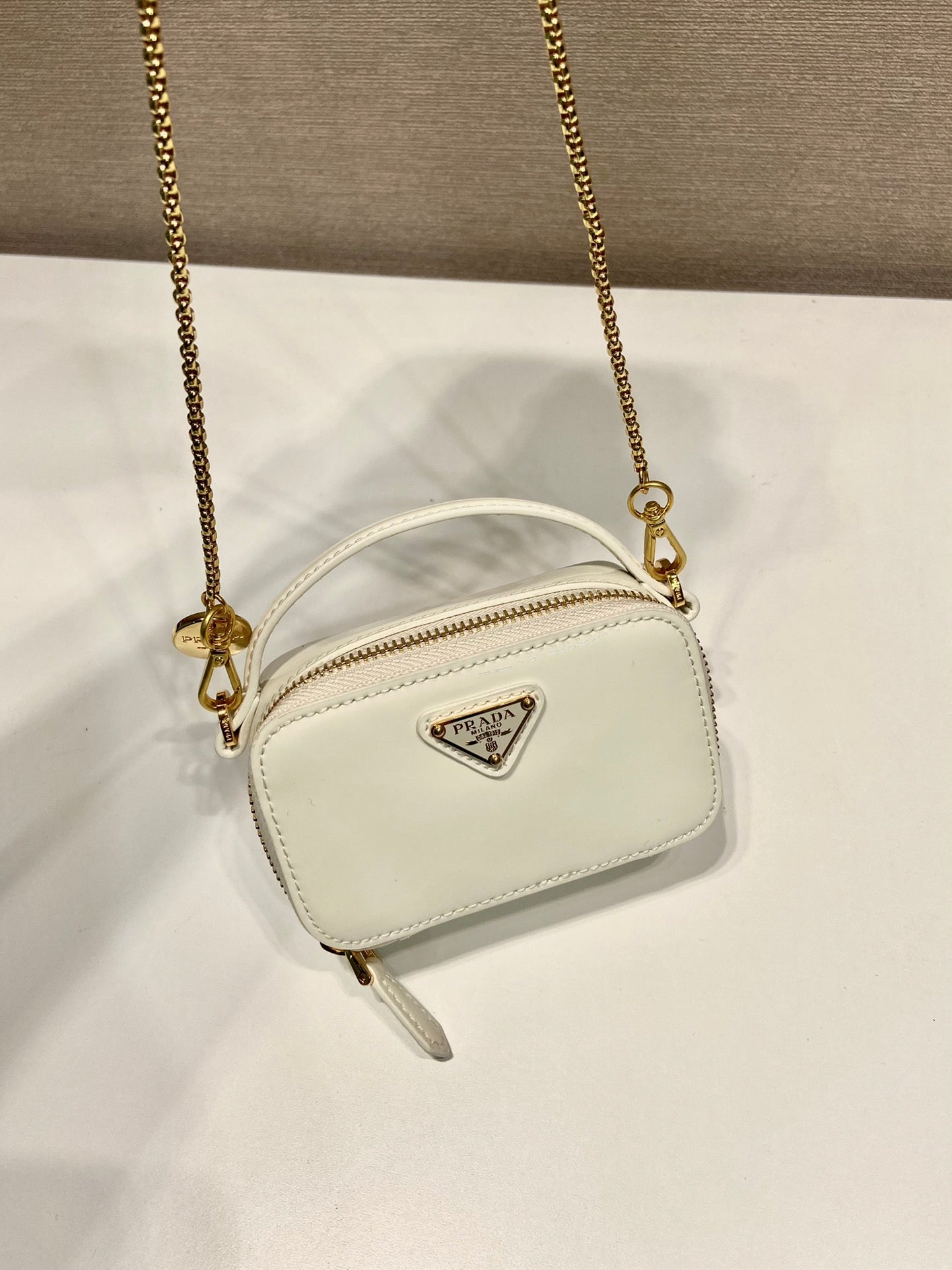 MINI BOLSO DE MANO 11 CON CORREA DORADA EN CHAROL BLANCO