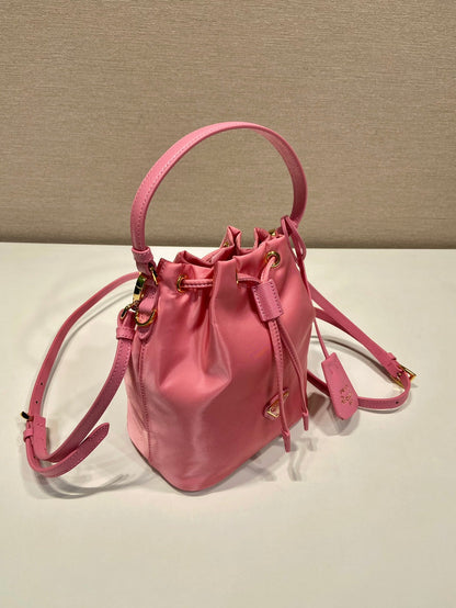 SAC SEAU 19 EN RE-NYLON ROSE BONBON ET POIGNÉE EN CUIR SAFFIANO