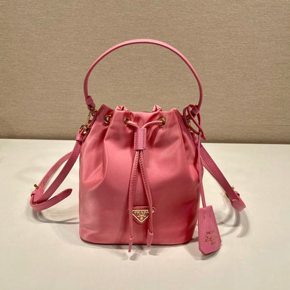 SAC SEAU 19 EN RE-NYLON ROSE BONBON ET POIGNÉE EN CUIR SAFFIANO