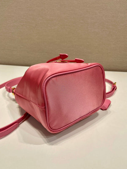 SAC SEAU 19 EN RE-NYLON ROSE BONBON ET POIGNÉE EN CUIR SAFFIANO