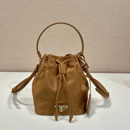 BOLSO CUBO DE 19 PULGADAS CON ASA DE RE-NYLON Y PIEL DE BECERRO MARRÓN ROJO