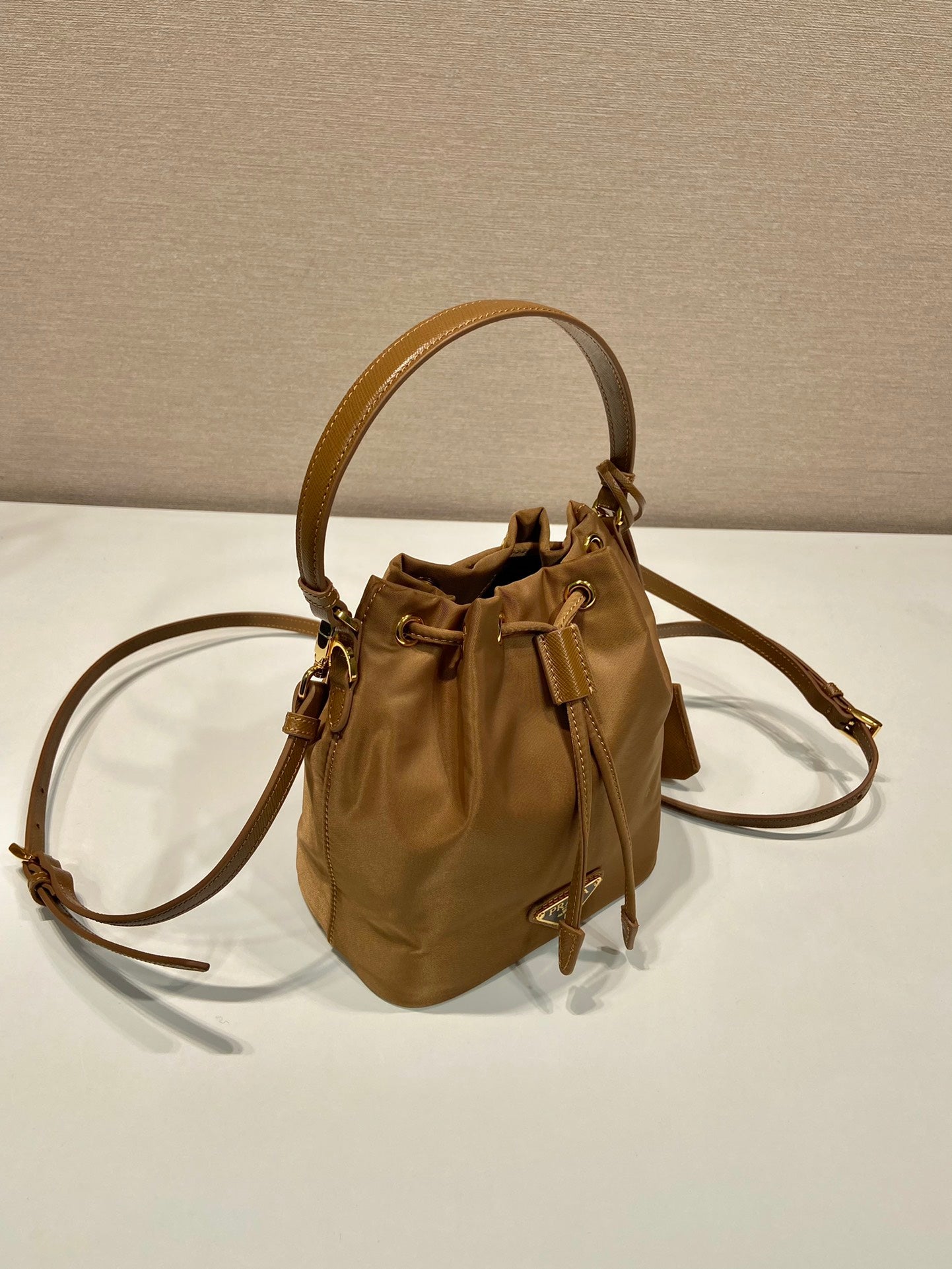 BOLSO CUBO DE 19 PULGADAS CON ASA DE RE-NYLON Y PIEL DE BECERRO MARRÓN ROJO