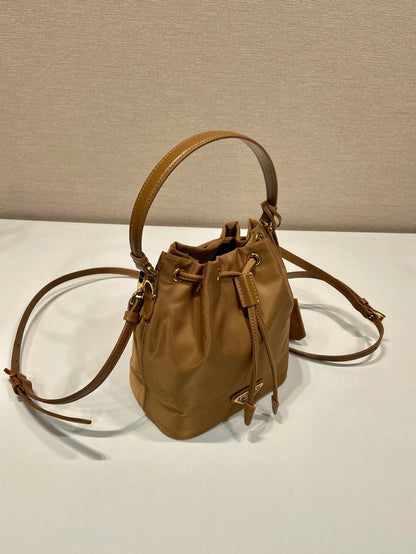 BOLSO CUBO DE 19 PULGADAS CON ASA DE RE-NYLON Y PIEL DE BECERRO MARRÓN ROJO