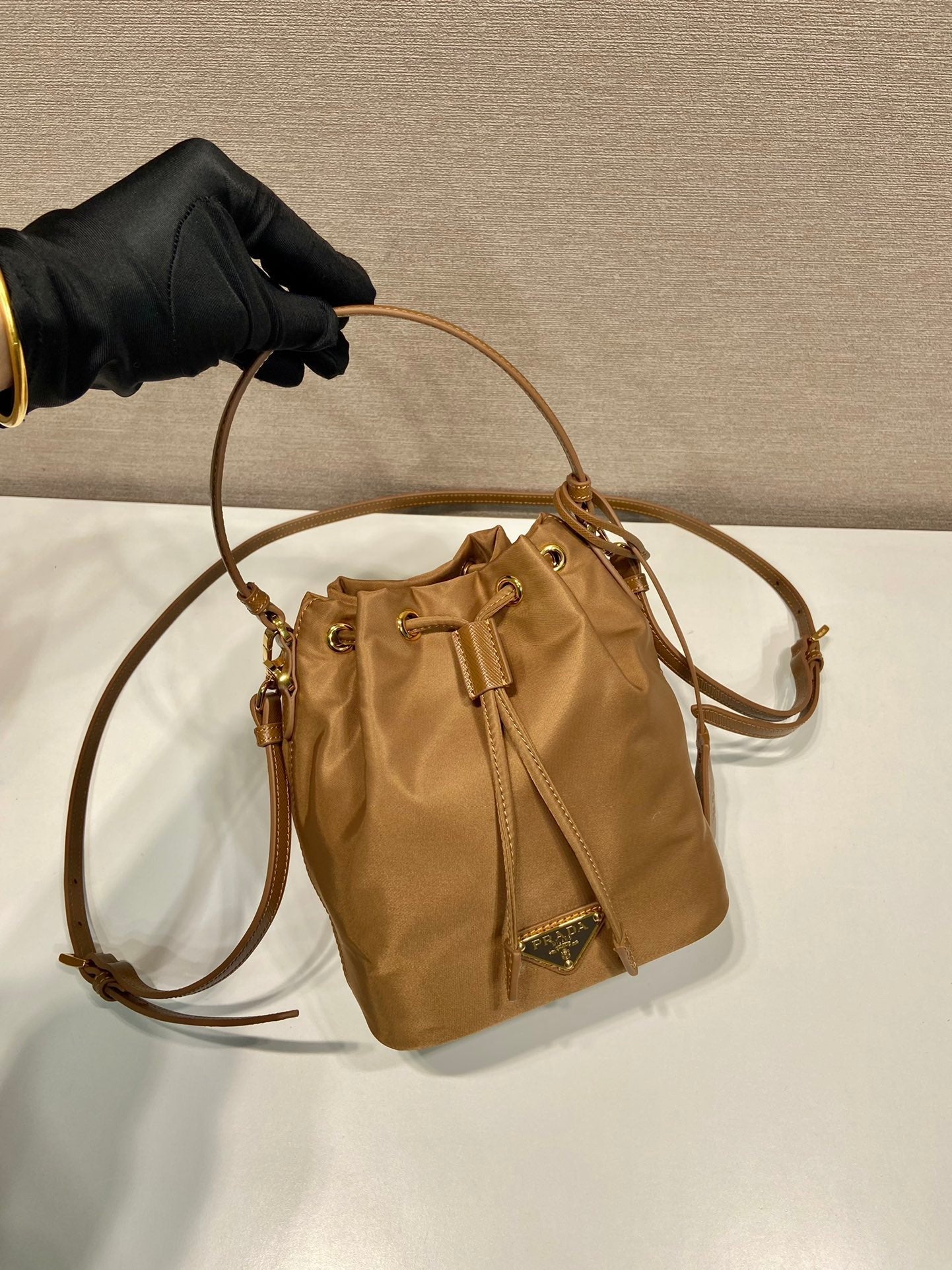 BOLSO CUBO DE 19 PULGADAS CON ASA DE RE-NYLON Y PIEL DE BECERRO MARRÓN ROJO