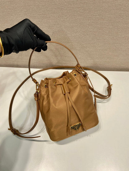 BOLSO CUBO DE 19 PULGADAS CON ASA DE RE-NYLON Y PIEL DE BECERRO MARRÓN ROJO