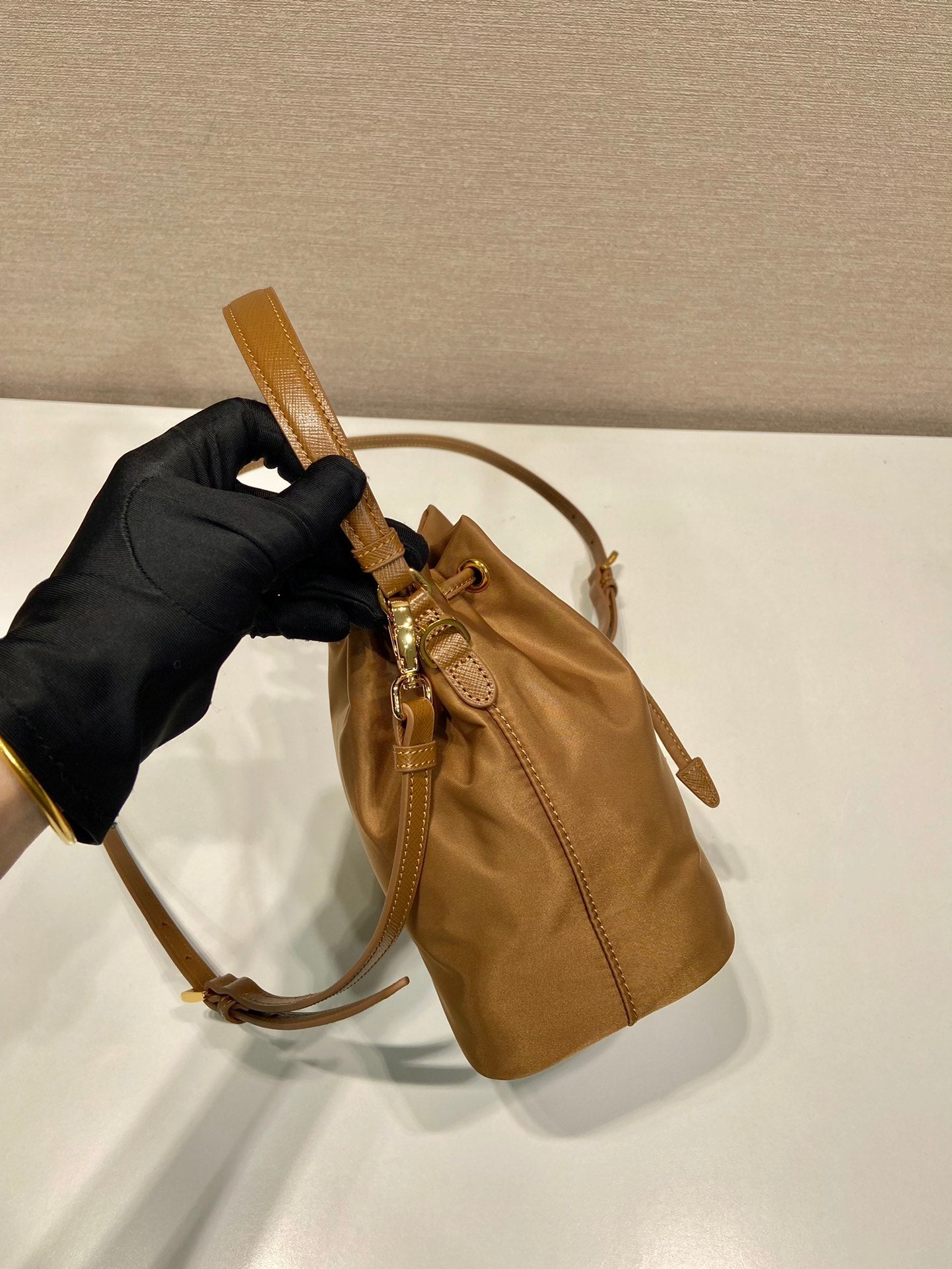 BOLSO CUBO DE 19 PULGADAS CON ASA DE RE-NYLON Y PIEL DE BECERRO MARRÓN ROJO